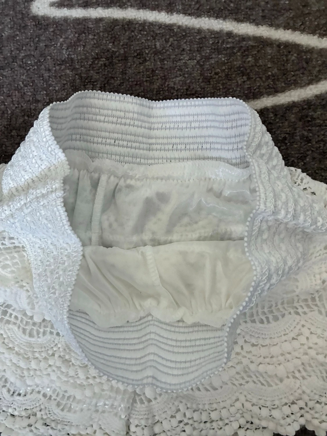 Vita virkade shorts med volang - 2