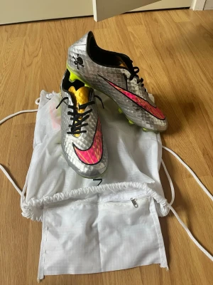 Nike Mercurial fotbollsskor  - Neymar fotbollsskor använda cirka 7-11 gånger. Både för gräs och konstgräs köpta för 3100.