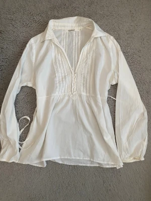 Vit blus  - Vit blus från RoseBud i storlek 40/L. Inga defekter. Pris går att diskuteras 💗