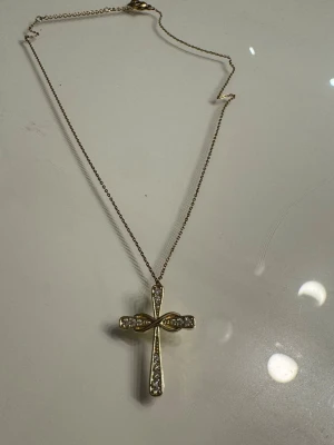 Guldfärgat halsband med korshänge - Kors halsband 