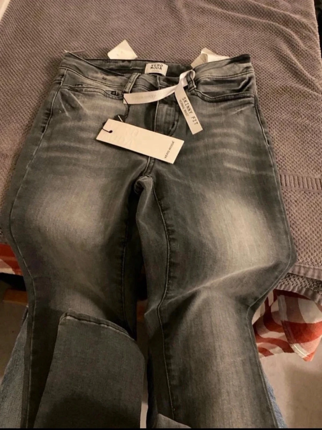 Grå skinny jeans från Vero Moda