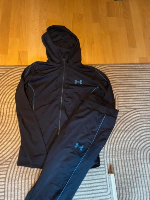 Under armour set - Säljer ett snyggt under armour set byxorna Storlek L tröjan Storlek L pris går att diskutera 
