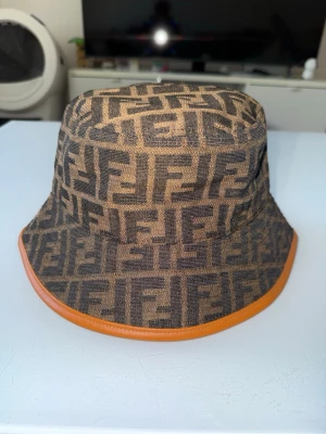Fendi bucket hat  - Snygg bucket hat från Fendi kommer i nyskick 