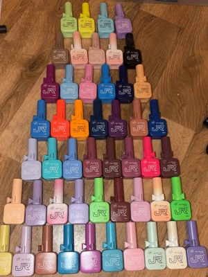 Gellack i olika färger - Säljer JR gellack i fyrkantiga flaskor 15ml. Färgerna varierar från pastell, neon, nude till mörka toner som svart och lila. Perfekt för dig som vill ha många valmöjligheter till naglarna. Flaskorna har matchande färg på korken och tydlig märkning. De är oanvända! 25kr styck💞