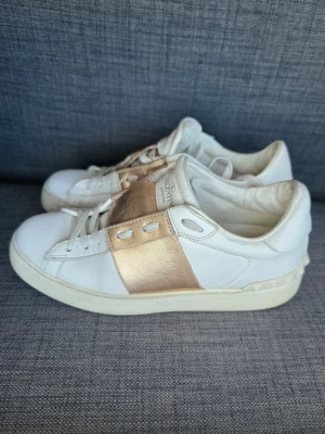 Valentino - Snygga Valentino Garavani Open sneakers I storlek 35, Innemått ca 23,5cm. De är I bra skick, se bilder, endast skor medföljer. Hör av dig vid funderingar☺️