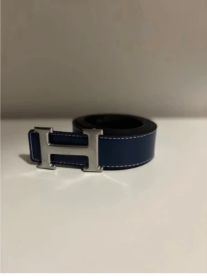 Blå H bälte  - Snygg bälte till sommaren som passar till alla outfits 