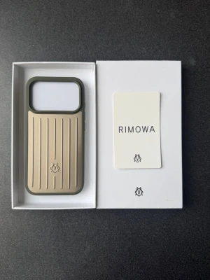 Rimowa Iphone 17 Pro Mobilskal - Snyggt mobilskal från Rimowa i olivgrönt med guld aluminium- Jätte fin skal med fin design och mycket bra kvaliteför att hålla din mobil i toppskick🤩 - Helt ny oanvänd - Skickas samma dag 🚚