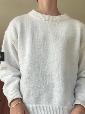 Vit stickad tröja från Stone Island - Hej! Säljer denna väldigt snygga stone island tröja. Mycket bra skick och bara använt enstaka gånger. Är öppen till prisförslag!