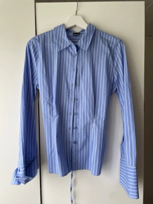 Skjorta  - Jättefin blå och vit randig skjorta från Gina Tricot. Slutsåld på hemsidan❣️