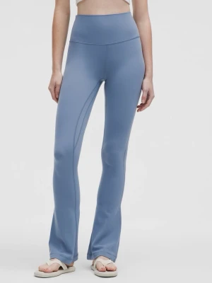 Lululemon Flare Pants Ljusblå - Köpta på Zalando för 1200kr. De är använda under 5 gånger. Mycket mjukt och stretchiga material, känns lite som second skin. I storlek US 4, vilket jag skulle säga passar runt xs-s. Kan diskutera pris vid snabb affär. 