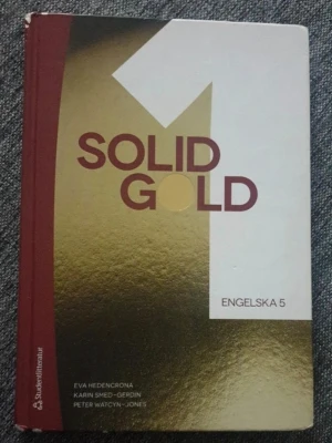 Solid Gold 1 Engelska 5 - Solid Gold 1 Engelska 5 är en kursbok för gymnasiet med hårda pärmar i guld, vitt och vinrött. Boken är skriven av Eva Hedencrona, Karin Smed-Gerdin och Peter Watcyn-Jones och används ofta i engelskundervisning.