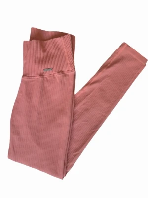 🩷Rosa seamless tights från Aim'n🩷 - Säljer ett par superfina ribbade seamless tights i en härlig rosa/korall nyans (svårt att få till färgen helt) 🩷                                                                    Hög midja och stretchigt material som sitter väldigt fint. Endast använda 1 gång och i mycket fint skick✨️                                                                 ⚠️ OBS: Jag granskar alla plagg noga innan försäljning, men mindre skavanker kan missas. Allt säljs därför i befintligt skick enligt bilderna.