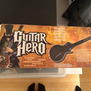 Guitar Hero gitarr xbox360 - Unik Guitar Hero III: Legends of Rock-paket med en trådlös Les Paul-gitarrkontroll för Xbox 360. Obs:spel skivan följer inte med men går att köpa till billigt.