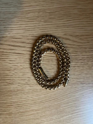 Guldfärgat kedjehalsband - Snyggt guldfärgat halsband med rundade länkar i metall. Halsbandet har en chunky kedjedesign som ger en trendig och modern look. Perfekt för att lyfta vilken outfit som helst med lite extra bling. Vid fler bilder/frågor är det bara att höra av sig, pris kan diskuteras.