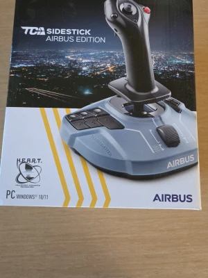 Thrustmaster TCA Sidestick Airbus - Säljer en Thrustmaster TCA Sidestick Airbus Edition, en joystick inspirerad av Airbus flygspakar. Den är grå och svart med flera programmerbara knappar och ergonomiskt handtag.Passar till PC med Windows 10/11 och är perfekt för flygsimulatorer. Kan även användas på xbox series x/s. Den är aldrig använt och har tagits ut ur paketet 1 gång.