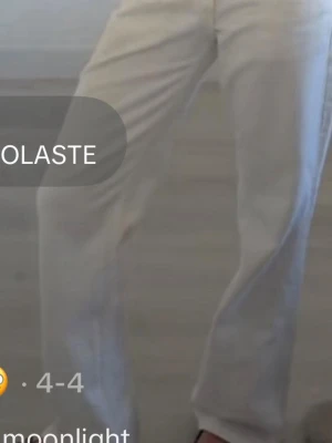 Vita raka jeans - Säljer ett par vita jeans med rak passform och klassisk femficksdesign. Jeansen har normal midja.