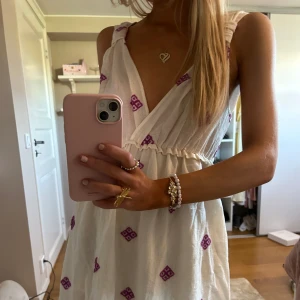 Sommar klänning - Super söt sommarklänning från Zara🩷 den går till slutet av vaden på mig☺️ Helt ny när jag köpte den här, endast provad av mig.  
