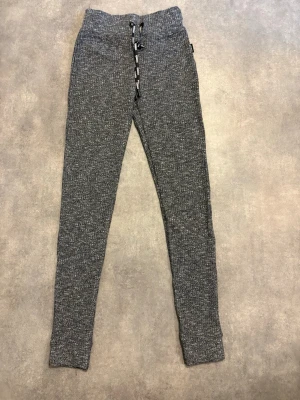 Nya tights från Stronger  - Helt nya tights från Stronger. Resår och snörning i midjan. Grå/svart melerade. Finns inte kvar i deras sortiment, kostade 799kr plus frakt.