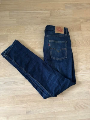 Levis 512 Slim - Säljer ett par Levis 512 i mycket bra skick. De är mörkblåa med lite fade. Äldre modell