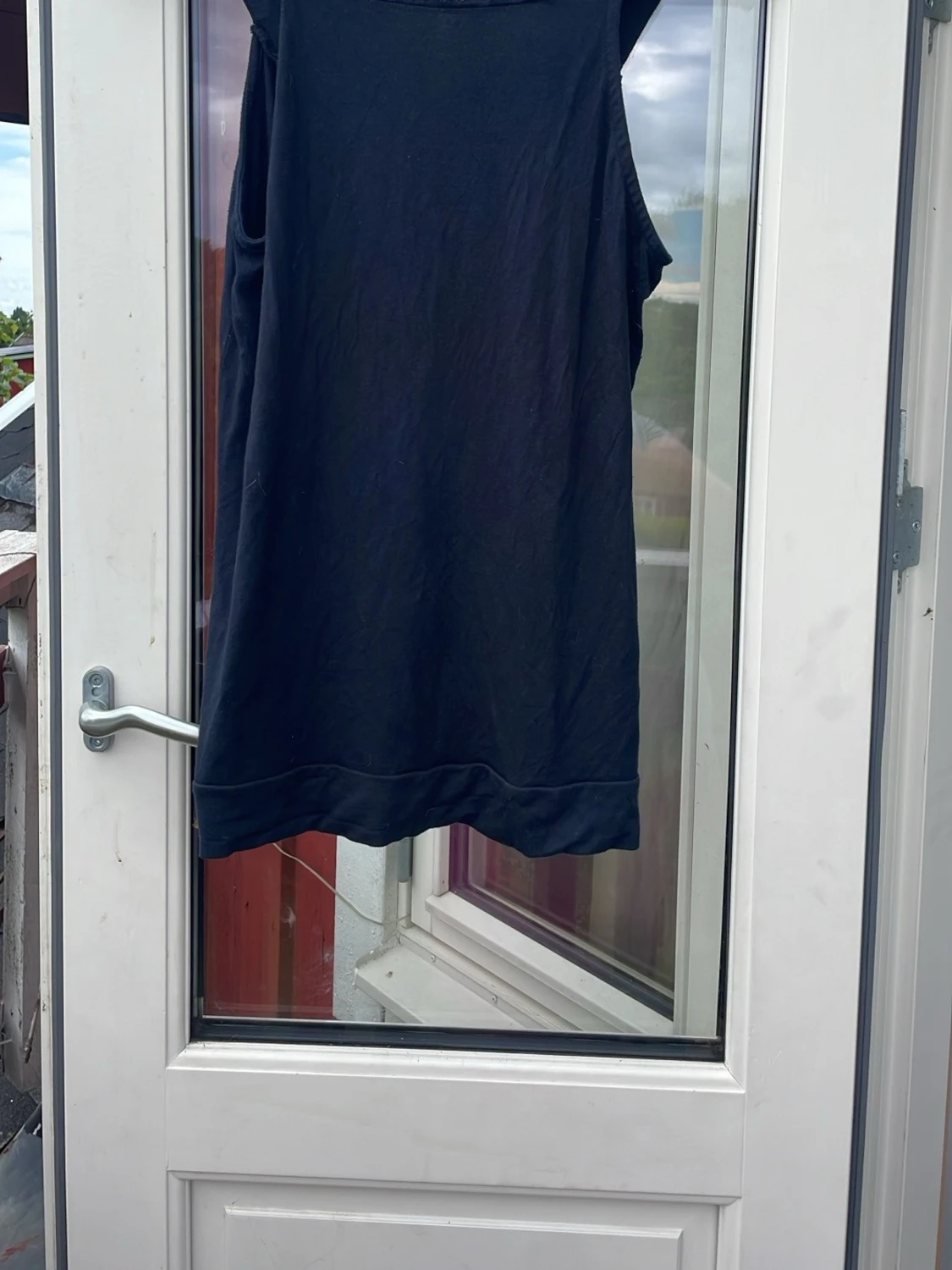 Svart ärmlös blus med paljettdetaljer - 1