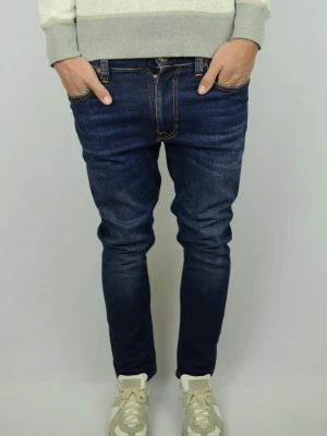 Nudie Lean Dean Jeans  - NUDIE JEANS Storlek : 30/32 Modell : Lean Dean Mått : A = 41CM - B = 97CM - C = 17CM Användning : Jeansen är i ett väldigt fint skick utan defekter, knappen är bytt Nypris : Cirka 1600SEK Modellen på bilden : 182CM och väger 73,5KG