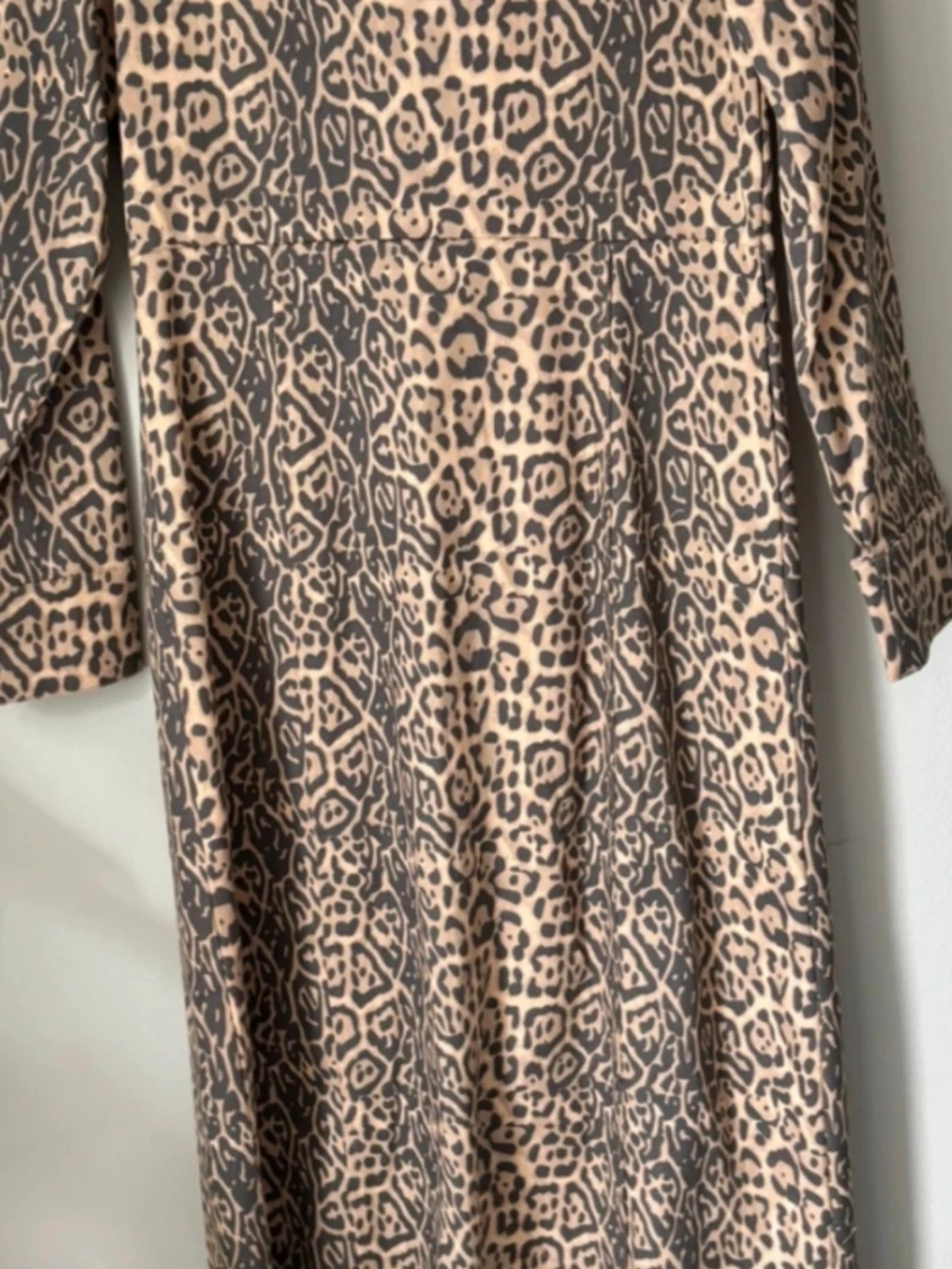 Leopardmönstrad långklänning med knappar - 1