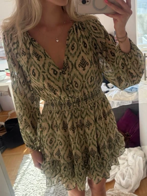 Superfin klänning💕 - Säljer denna fina gröna klänning från Zara🥰