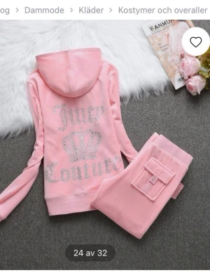 Juicy Couture rosa velourset - Mysigt rosa velourset från Juicy Couture med hoodie och byxor. Jag har använt den 3 gånger, men den är för liten för mig. så jag tänker att jag vill sälja den istället för att kasta jag hoppas någon av er blir intresserad💞och förlåt för dålig ljus 