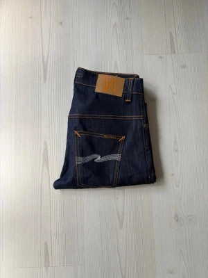 Nudie Jeans  - Nu säljer jag mina schyssta nudie jeans pga att de inte används eller passar. De är i riktigt gott skick och har bara används 1-2 gånger🤩 modellen heter Thin Finn och det är 30/32, vid en snabb affär så kan priset sänkas!! ✅alltid frakt inom 24h✅ tar gärna emot frågor och bud!!