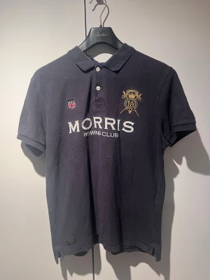 Morris piké  -  En riktigt fin piké ifrån Morris! Den är i toppenkvalité och knappt använd! Den har Morris broderat under kragen vilket ger det en flashig look! Den är i storlek L men sitter som en S eller M!  Skriv om du har fler frågor eller om du är i behov av fler bilder, priset är inte hugget i sten och kan diskuteras!