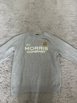 Grå tröja från Morris Company - Snygg grå tröja från Morris Company. Tröjan är använd 2-3 gånger och har bara stått i garderoben sen dess. Normal i storleken och lite stretchig🤩