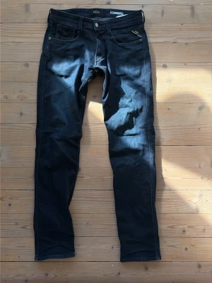 Mörkblå jeans från Replay - Slim fit Replay jeans storlek 31/32 Anbass modell