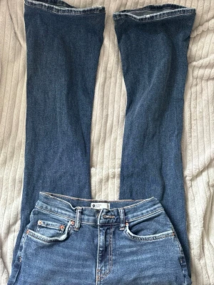 Mörkblå jeans Gina - "Perfect jeans" från gina i storlek 32. Använd fåtal gånger. Passar bra i längdeb på mig som är 159cm. 