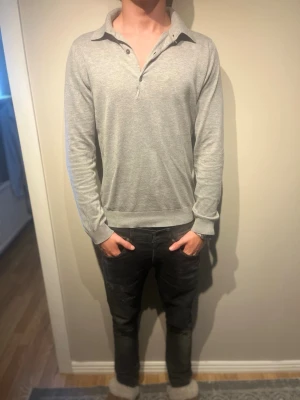 Pikétröja ifrån John Smedley - Säljer grå pike/rugbytröja ifrån John Smedley i storlek S. Skicket är mycket bra. Modellen är 178cm och väger 65kg. Nypris:- 3500kr. skriv för mer information✨✨