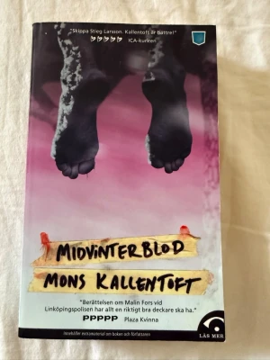 Midvinterblod av Mons Kallentoft - Midvinterblod är en spännande kriminalroman av Mons Kallentoft. Boken är i pocketformat med ett omslag i lila och beige toner, och har en dramatisk framsida med snötäckta fötter. Första delen i serien om Malin Fors vid Linköpingspolisen.