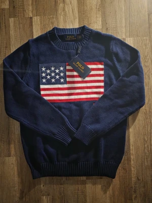 Mörkblå stickad tröja Polo Ralph Lauren - Sprillans ny tröja endast använd 1 gång och säljs för att den inte matchar min stil riktigt, den passar både M-S. Skulle det vara så att man blir missnöjd så är returer möjliga om alllting behåller sitt perfekta skick. Eventuellt så besvaras alla frågor privat 🤗🙏