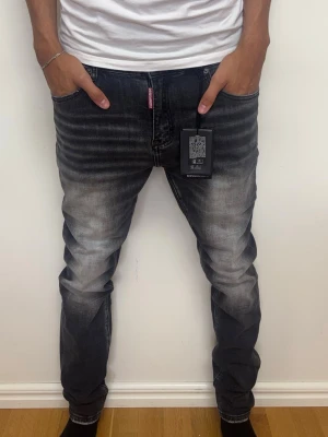Mörkgråa Dsquared2 Jeans med Fade  - Mörkgråa Dsquared Jeans i ny skick | Size: 32, 41 cm i midjan och 102 cm i längd | Fraktar samma dag om köp sker innan 22:00