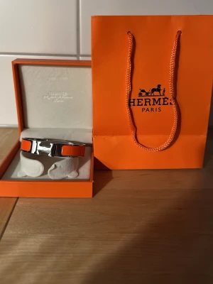 H armband  -  Armband orange skriv gärna om frågor 