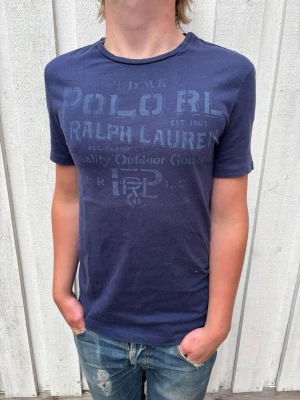 *Unik* Ralph Lauren T-Shirt - En otroligt snygg Ralph Lauren T-Shirt med ett trevligt tryck! Storlek S, modellen är 178 cm och väger 68 kg. Hör av dig vid frågor! 
