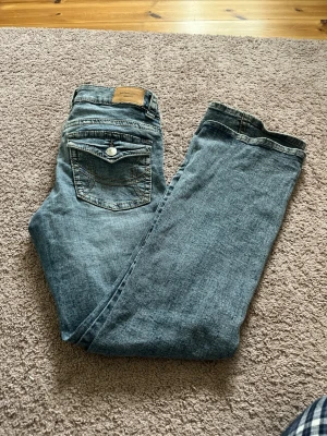 Low wasit bootcut jeans - Superfina low waisted bootcut jeans från Gina Tricot i strl 38. Gulliga detaljer på bakfickorna!! ENDAST TESTADE PÅ ICH TVÄTTADE ANNARS ÄR DE HELT NYA!
