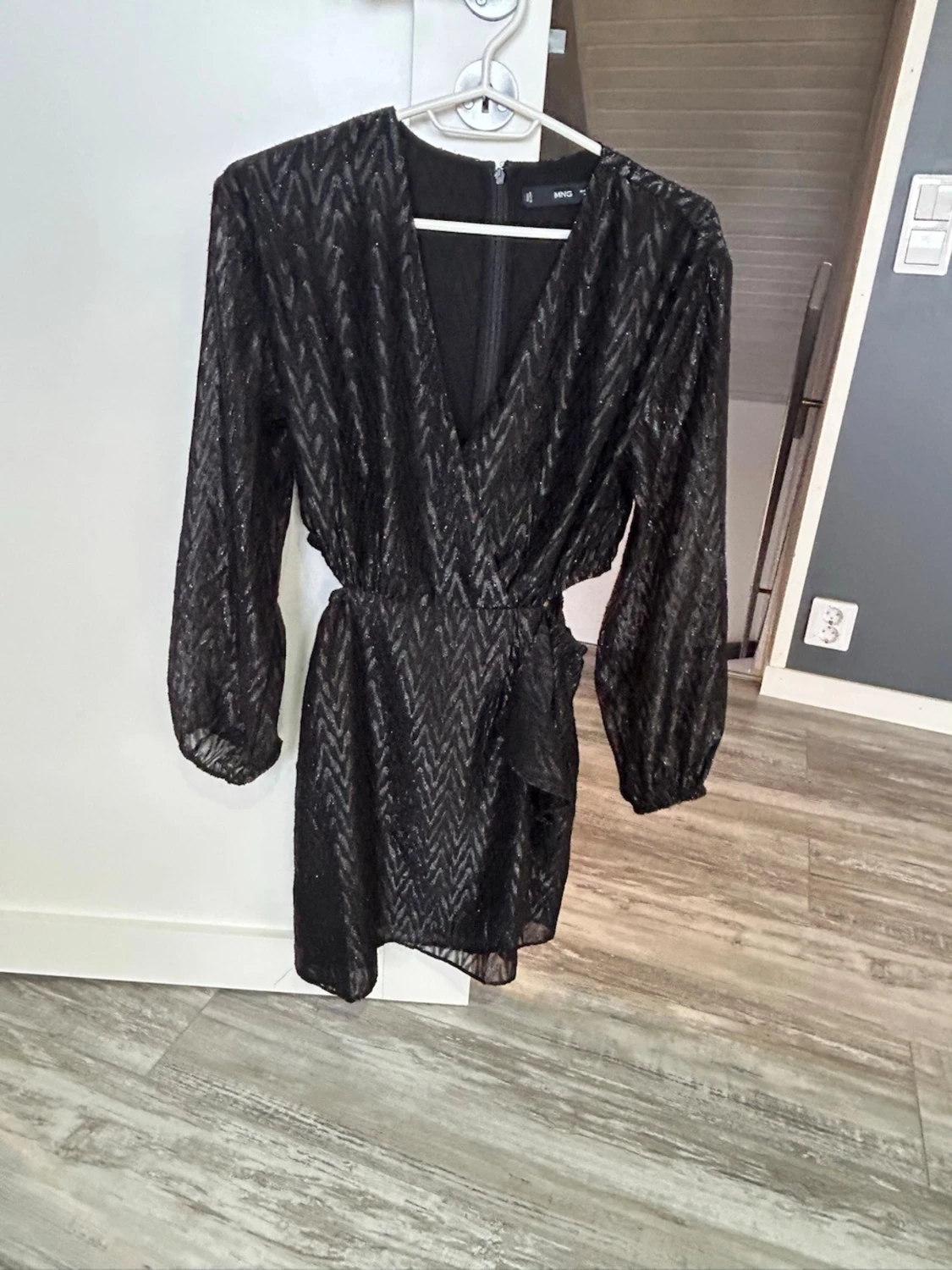 Svart omlottklänning med mönster från Mango - 4