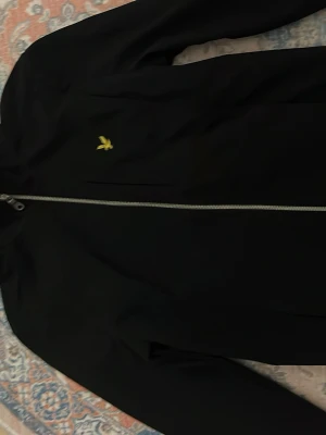 Svart vindjacka från Lyle & Scott - Snygg svart vår & vindjacka från Lyle & Scott. Helt oandvänd öppen för prisförslag💕