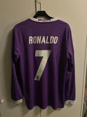 Real Madrid CR7 - Säljer en Real Madrid tröja från 2016/2017 säsongen med Ronaldo nummer 7 på baksidan. Tröjan har även massa märken på. Storleken är M men skulle nog även passa S bra. Tröjan är från Adidas och är använd 1 gång i vardagen.  Hör av er vid frågor