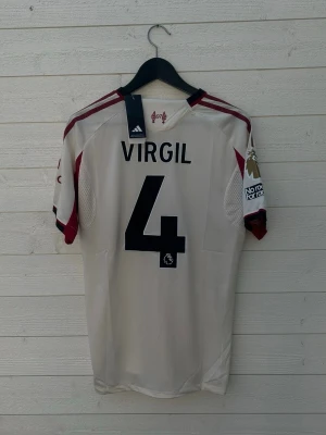 Virgil Van Dijk Liverpool Fotbollströja  - Säljer en Liverpool fotbollströja med Virgil 4 på ryggen som är helt ny med prislapp!