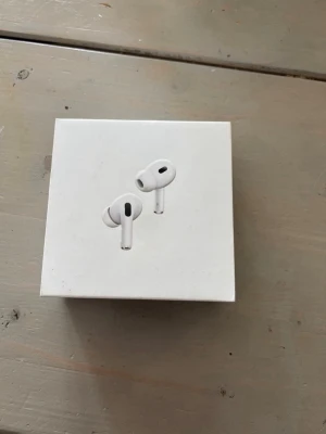 Apple AirPods Pro 2 USB-C - Säljer ett par vita Apple AirPods Pro (2:a generationen) med MagSafe-laddningsetui och USB-C. Trådlösa in-ear hörlurar med stilren design och kompakt laddningsetui. Perfekta för musik, samtal och brusreducering. Levereras i originalförpackning.