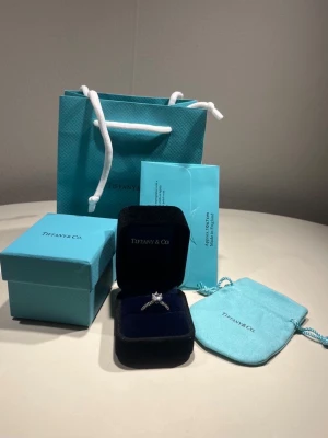 Tiffany & Co Ring  - Helt ny & Oanvänd ✔️, Kommer med tillbehören ✔️, Justerbar storlek✔️, Skickas inom 1 dag 🚀, kontakta gärna för mer info ☺️