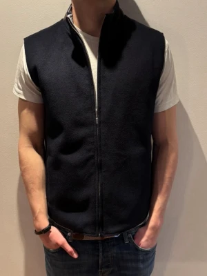 Sothiares Väst - || Otroligt fet väst från märket Sothiares || nypris på denna är 1500kr, säljs för 799 || skicket är perfekt, kvitto finns || Denna väst har en dragkedja vilket gör att den kan vara åt två olika håll vilket gör så att du inprincip får två västar || hör av er vid minsta fråga ||