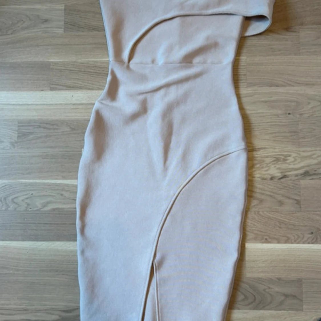 Ljus offshoulder klänning - 2