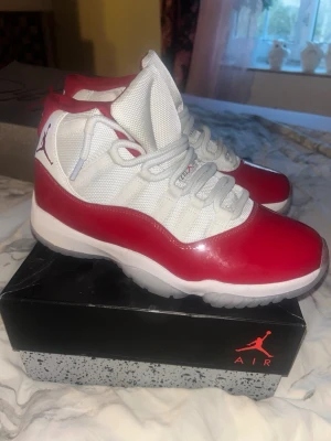 Air Jordan 11 Retro Cherry röda - Säljer ett par Air Jordan 11 Retro Cherry storlek 43.