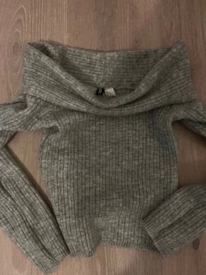 Tröja - Tröja från hm storlek xs, off shoulder 